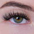 Afbeelding laden in Galerijviewer, My Fast Lashes | Runaway Lashes - Strip Lashes
